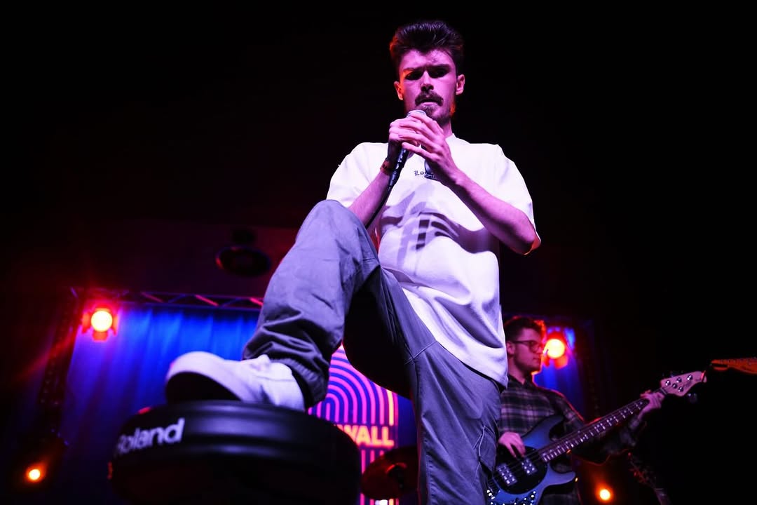 Gaz Kelly portrait with guitar